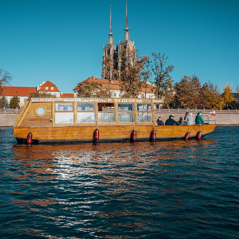 Drewniany statek Pirat podczas rejsu po Odrze we Wrocławiu